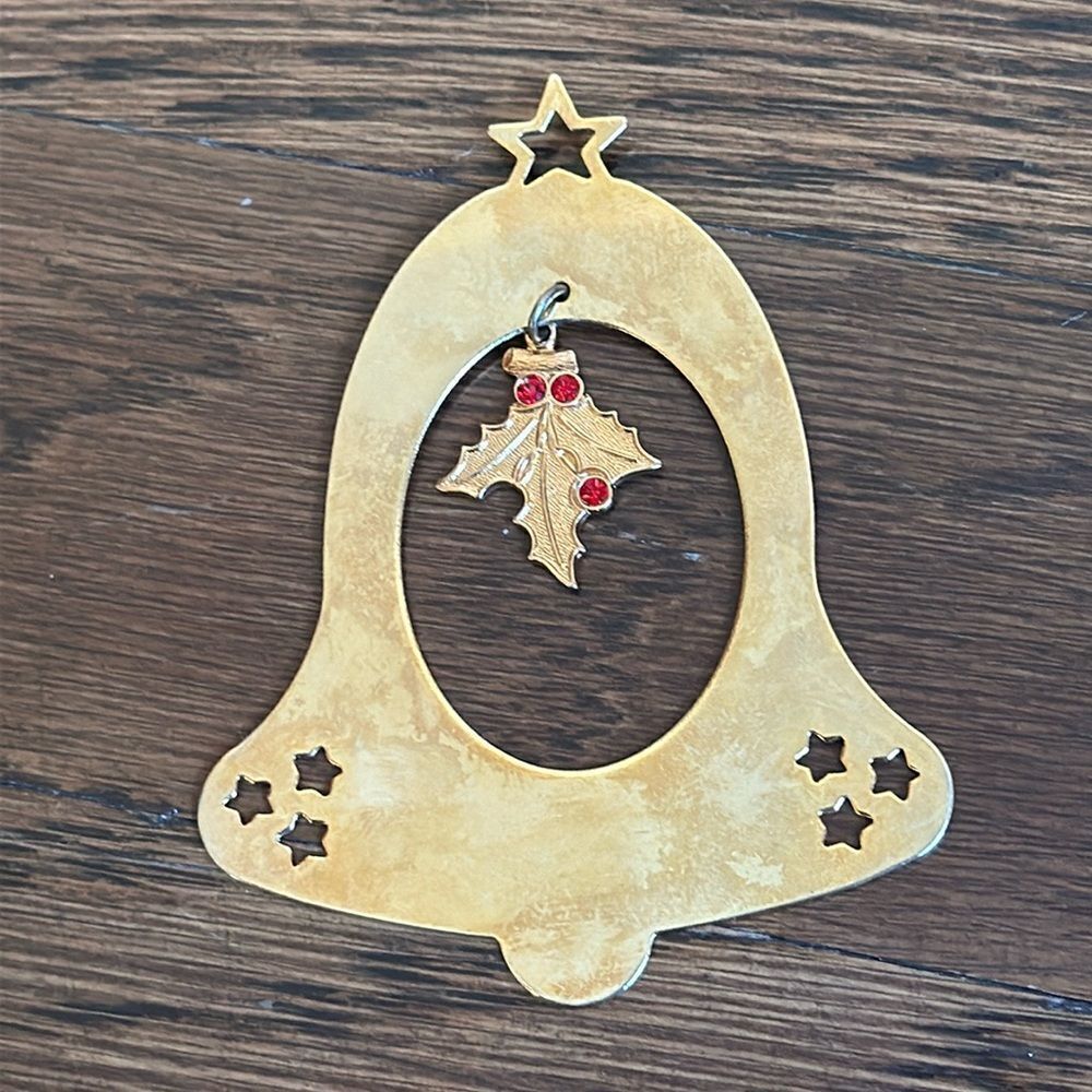 Vintage 1993 Gloria Duchin gold brass bell shaped ornament/‎ holly leaf pendant